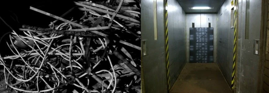 Linke Seite: Chaos aus Drähten, Kabeln und Metallteilen. Rechte Seite: leere Aufzugskabine mit Metallwänden, gelben und schwarzen Warnstreifen an den Seiten.