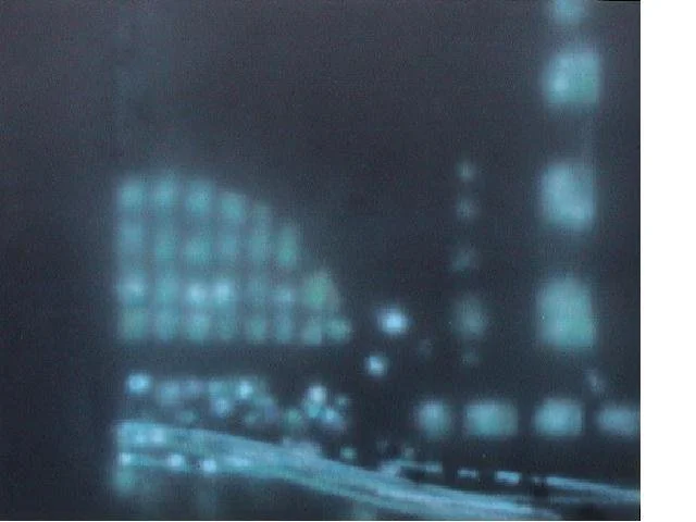 Blaue leuchtende Fenster in einem dunklen Gebäude