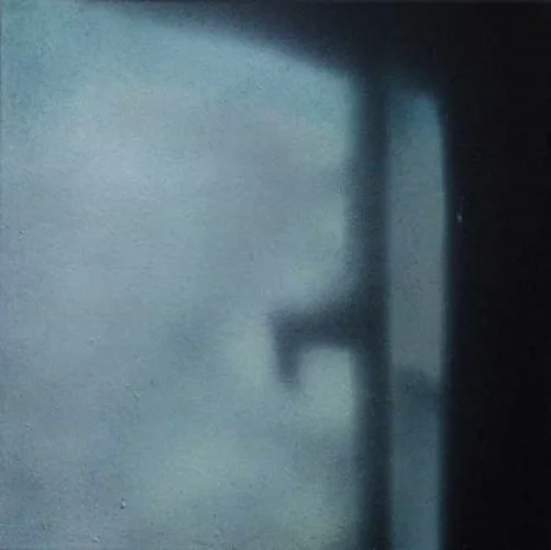 Unschärfer Schatten an einer Wand, möglicherweise von einem Fenster oder einem Gegenstand. Dunkle und helle Bereiche mit sichtbarer Kante.