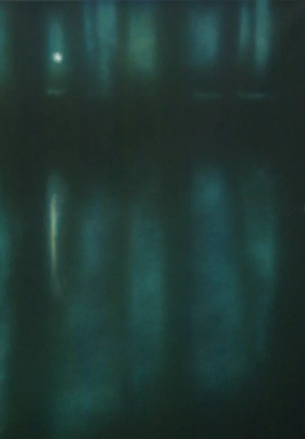 Dunkler, reflektierender Boden in einem Raum mit schwachem Licht.