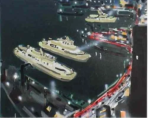 U-Boot im Hafen bei Nacht, mit Reflexionen auf dem Wasser.