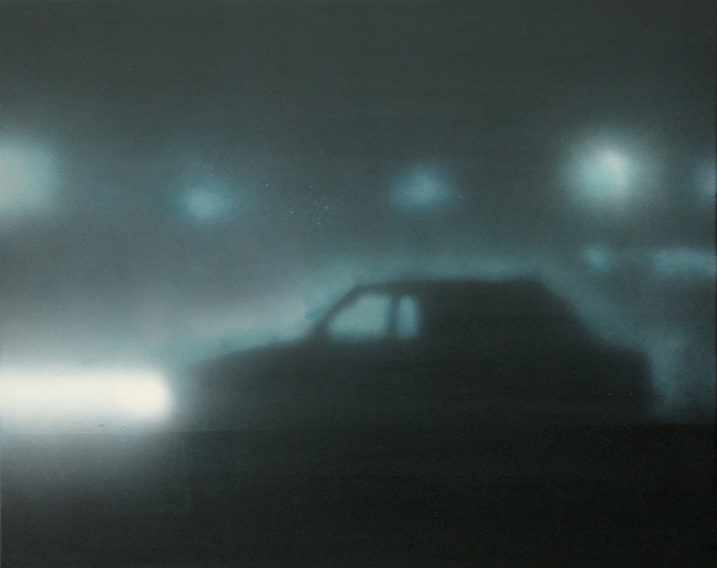 Schatten eines Autos durch einen feuchten oder verschmutzten Fensterglas, das Licht im Hintergrund reflektiert.