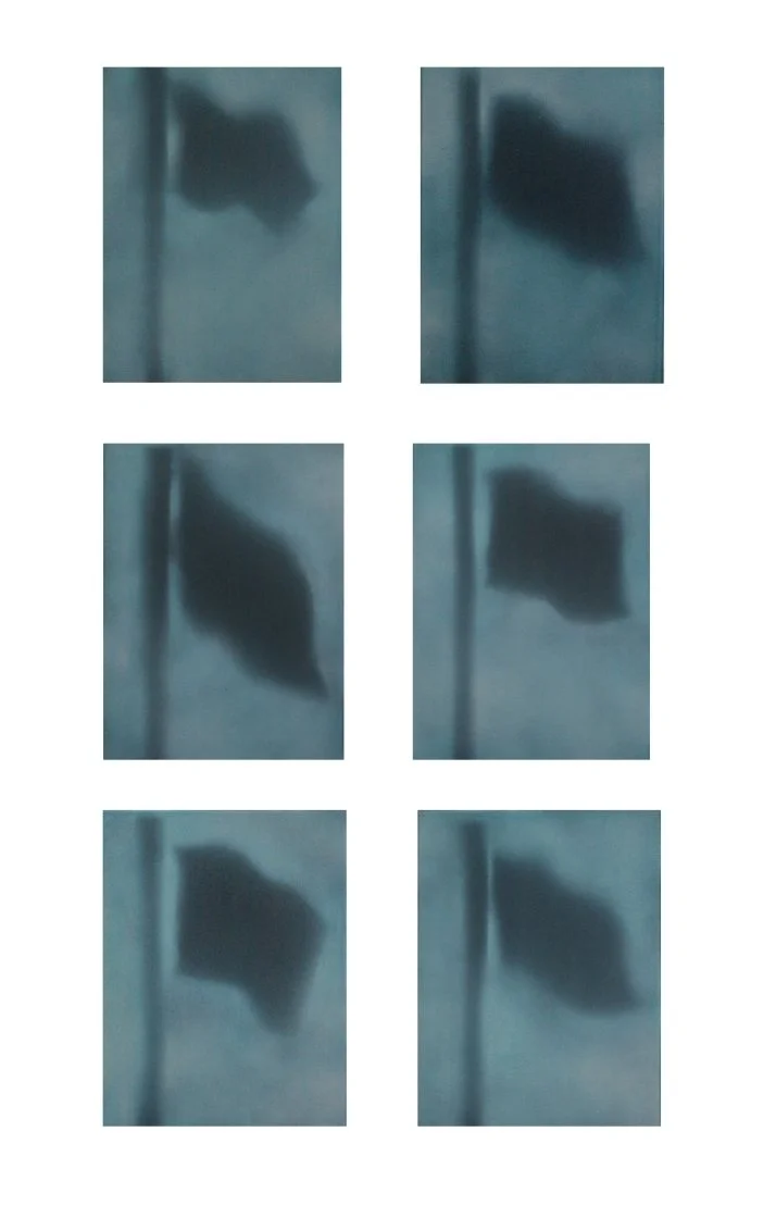 Drei Fotos eines an einer Stange befestigten schwarzen Flaggen, aufgenommen bei unterschiedlichen Blickwinkeln oder Lichtverhältnissen.