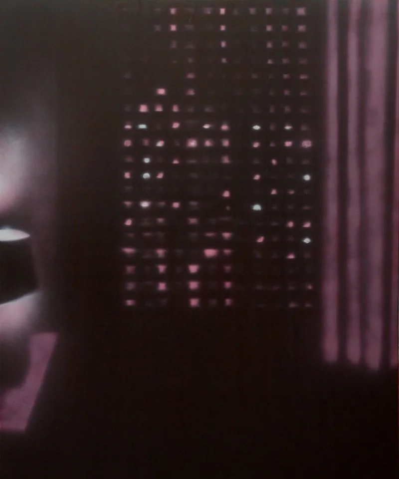 Ein Vorhang mit Löchern, durch den Licht schimmert.