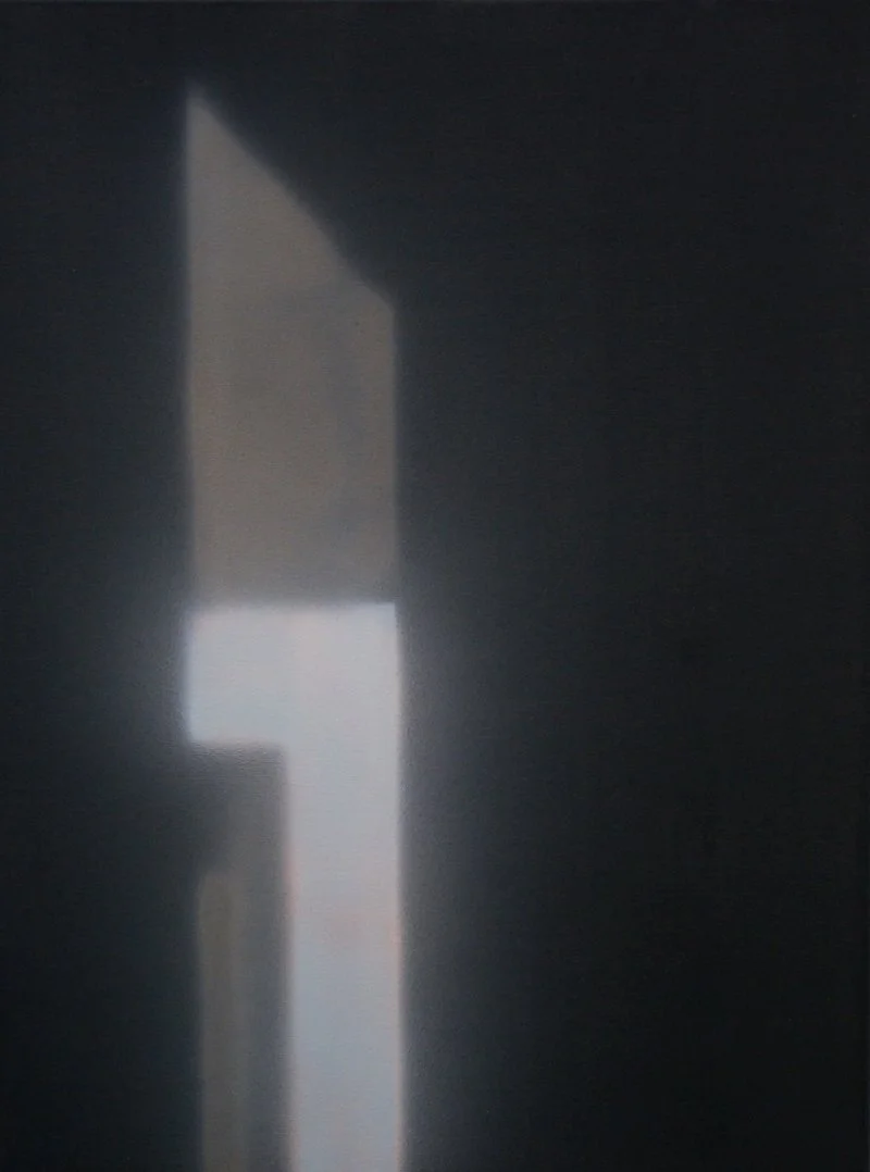 Ein Lichtstrahl, der durch eine kleine Öffnung auf eine dunkle Wand fällt, bildet eine geometrische Schattenform.