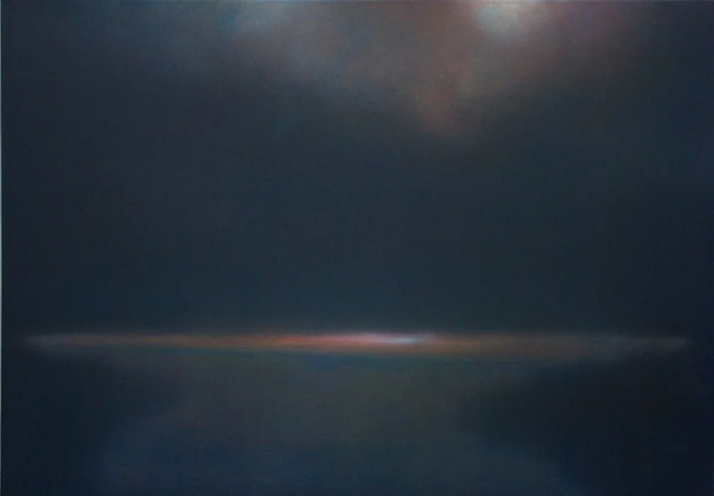 Das Bild zeigt eine dunkle Horizontlinie bei Sonnenuntergang oder Sonnenaufgang, mit einer leichten Lichtzone am Horizont und einem dunklen Himmel darüber.