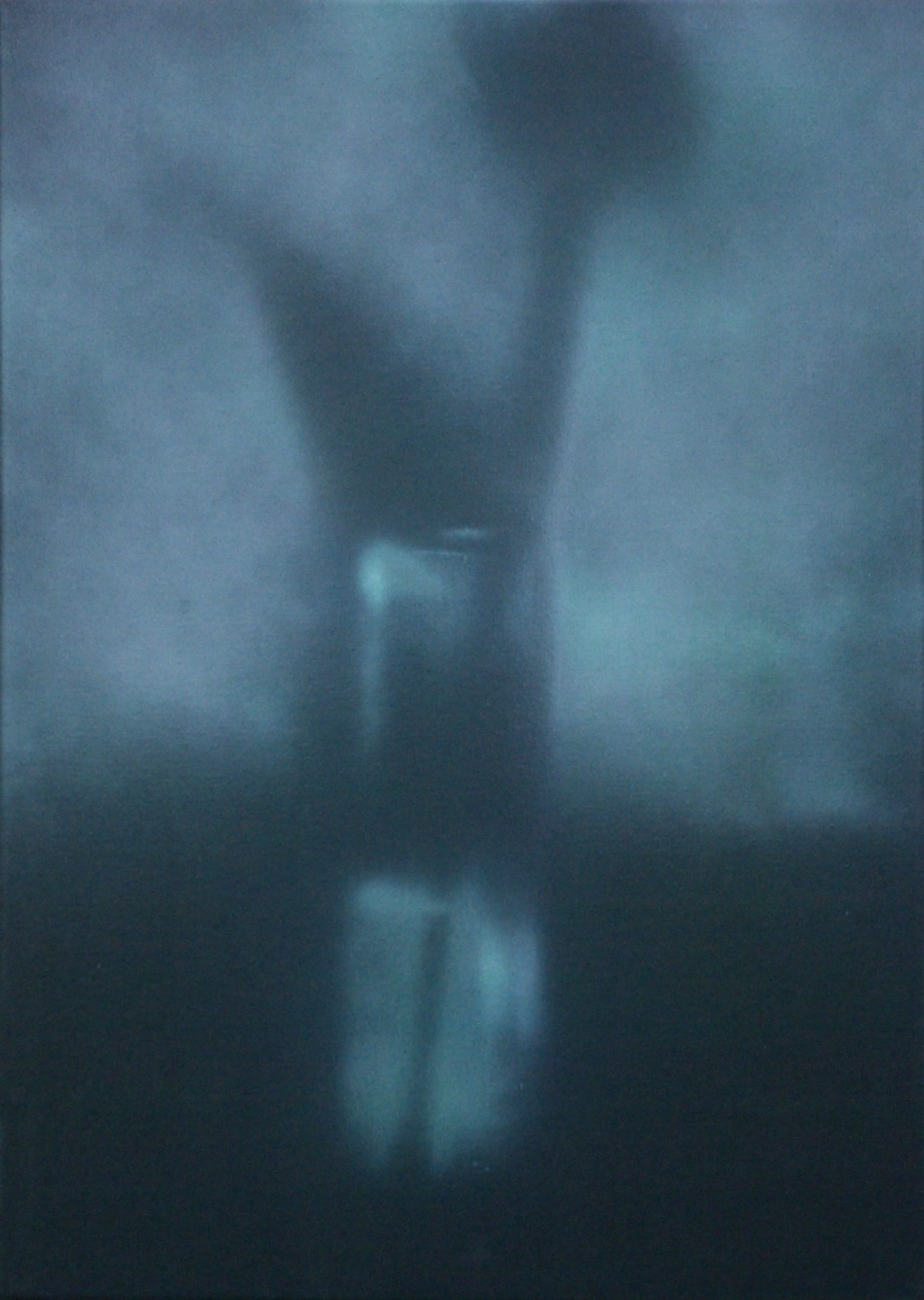 Ein dunkler, abstrahierter Blick durch einen engen Korridor mit verschwommenen Konturen und einem Wasserreflex auf dem Boden.