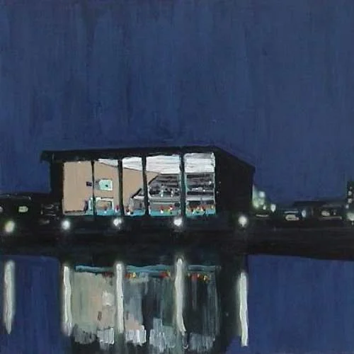 Ein Gemälde einer Brücke mit einem modernen Gebäude, reflektiert im Wasser bei Nacht.