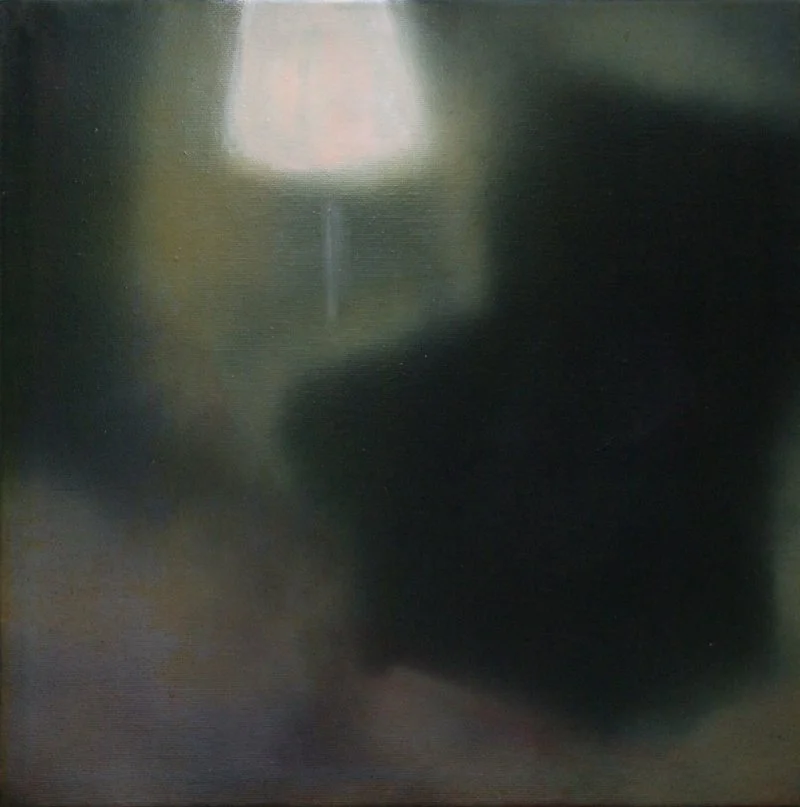 Das Bild zeigt eine unscharfe, dunkle Szene mit wenig erkennbaren Details.