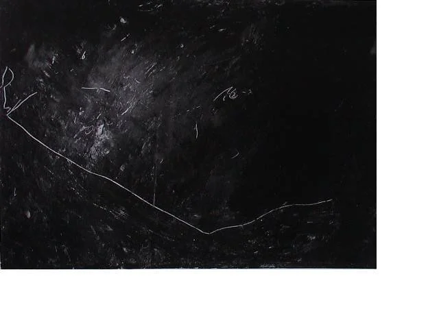 Schwarze Tafel mit weißen Kreidezeichnungen und Linien.