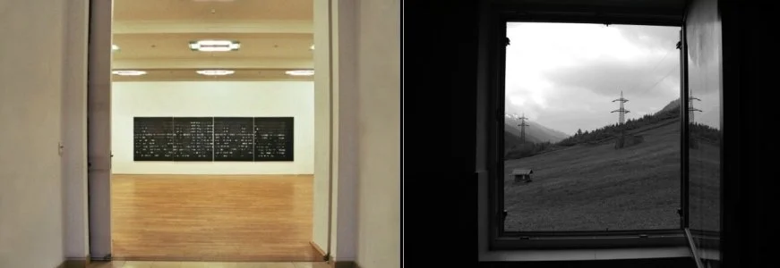 Ein Blick durch einen geöffneten Fenster in einen thailändischen Raum und eine leere Galerie mit schwarzen Schiefertafeln an der Wand