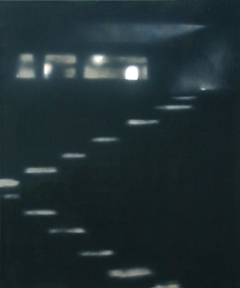 Dunkler Raum mit Lichtflecken und Schatten, die an einen Steg oder eine Treppe erinnern.