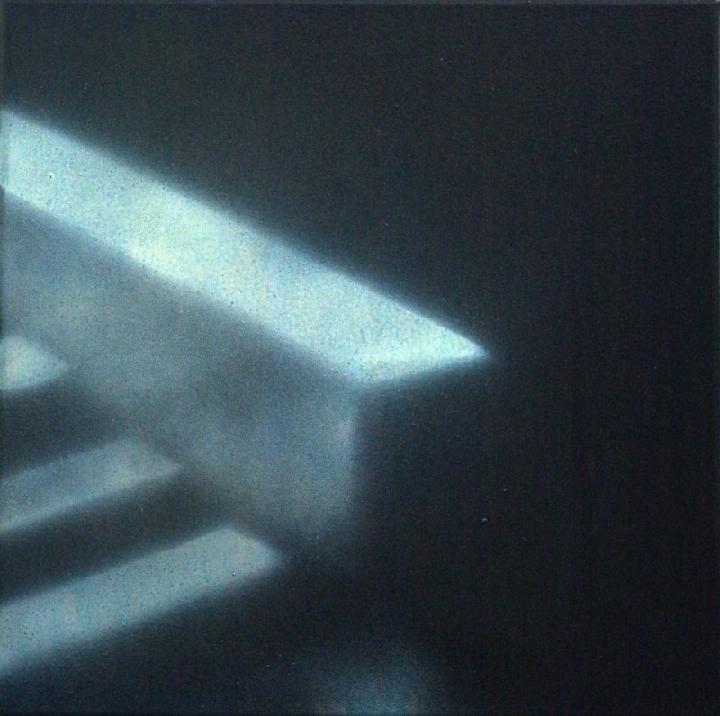 Schwarzes Bild mit einer Lichtquelle, die einen blauen Lichtstrahl auf eine Oberfläche wirft und dabei Schatten wirft.