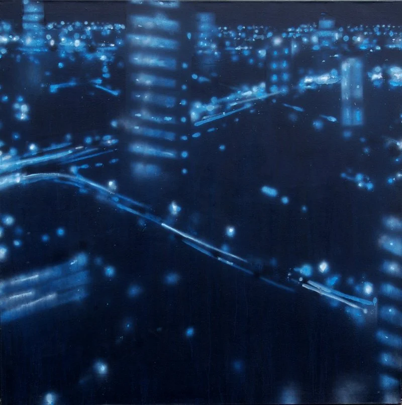 Digitale Stadtansicht bei Nacht mit leuchtenden blauen Lichtern und reflektierenden Oberflächen.