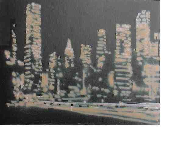 Stadtansicht bei Nacht mit hohen Gebäuden und beleuchteten Straßen.