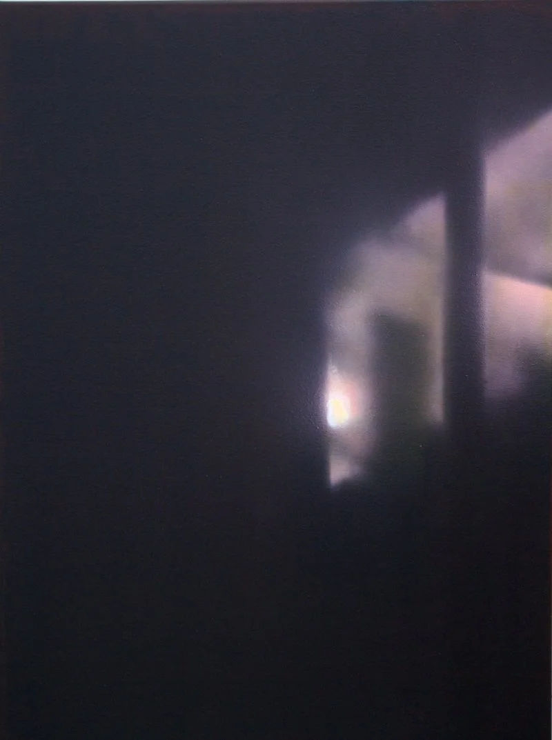 Schwarz-weißes Bild mit verschwommenem Lichtschein und dunklem Hintergrund