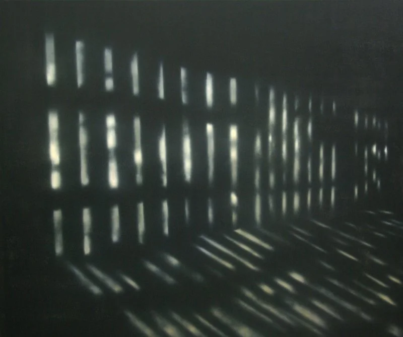 Schatten einer Wand mit schmalen durchscheinenden Spalten, die Licht durchlassen.