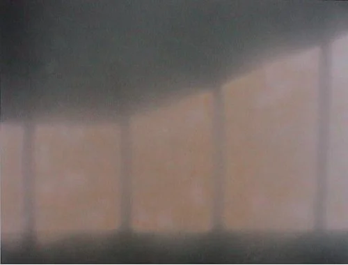 Unklarer, dunkler Raum mit wenig sichtbaren Details.