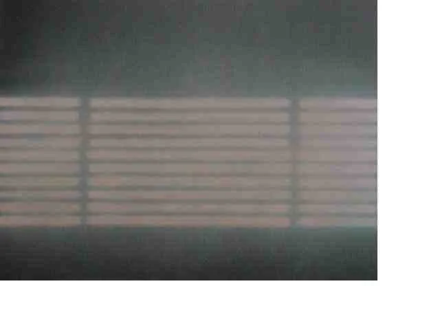 Ein Blick auf eine gestreifte Wand oder Oberfläche mit horizontalen Linien, möglicherweise eine Art Zaun oder Barriere.