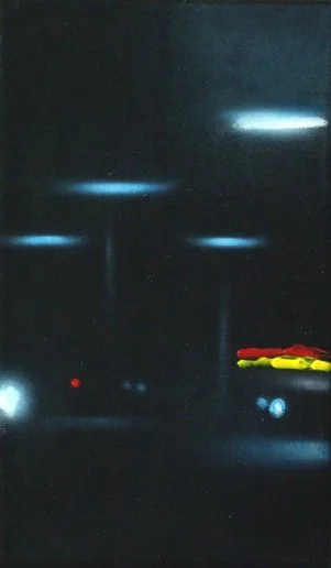 Nachtaufnahme mit leuchtenden Straßenlaternen und Fahrzeuglichtern.