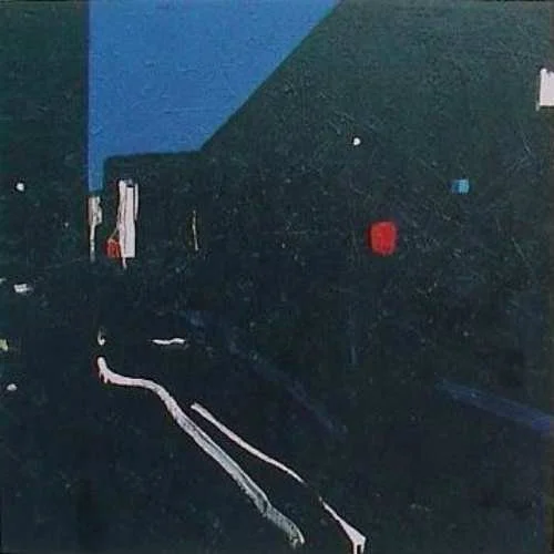 Ein nächtlicher Blick auf eine Eisenbahnstrecke mit Zügen, Bahnsteigen, Signalen und einer Unterführung, bei schwachem Licht.