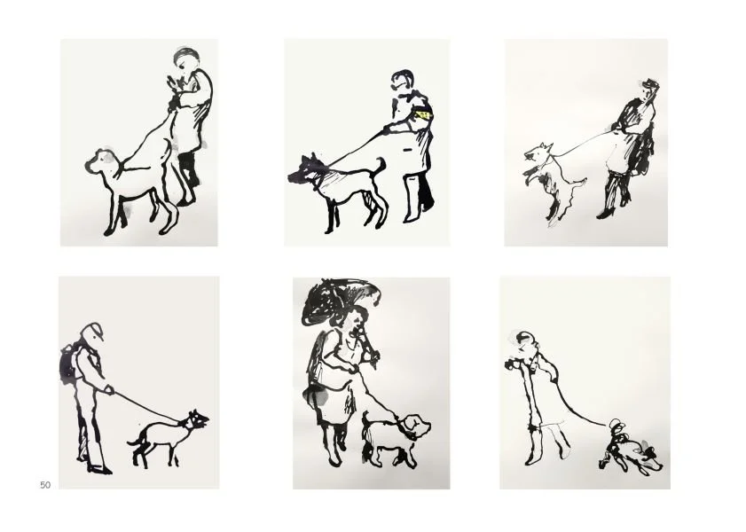 Sechs Skizzen von Menschen, die mit Hunden spazieren gehen, dargestellt in einfachen Linien und Schwarz-Weiß-Tuschestil.