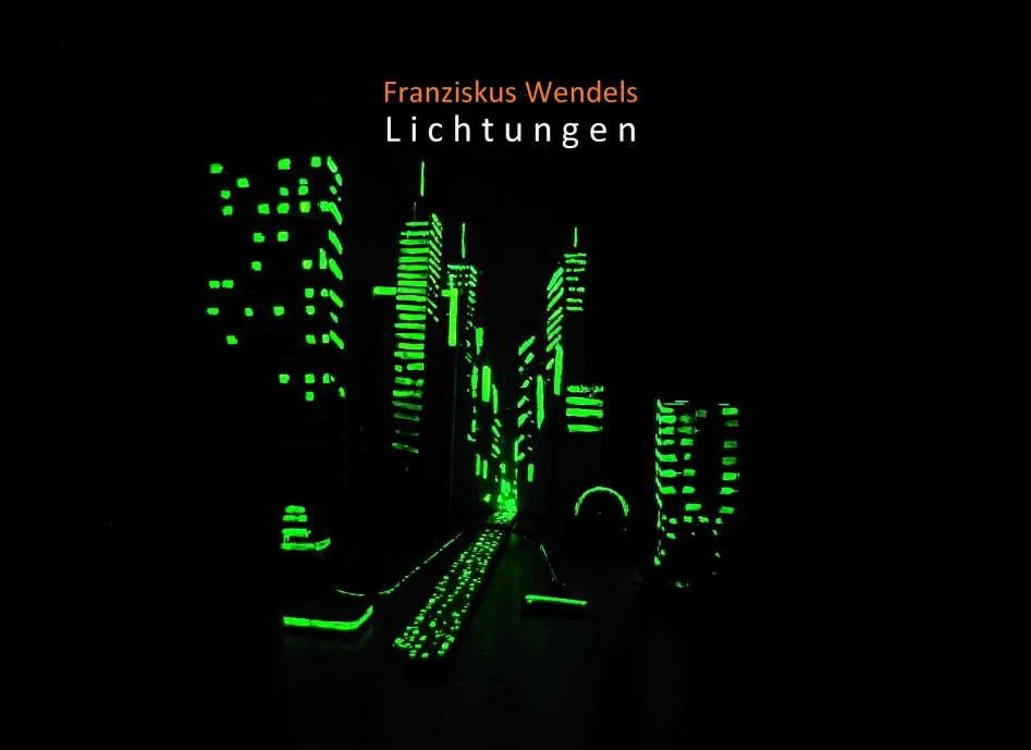 Ein dunkler Raum mit leuchtenden grünen und weißen Lichtern, die eine futuristische Stadt oder ein Technologie-Design darstellen, auf dem Cover eines Buchs namens 'Lichtungen' von Franziskus Wendels.