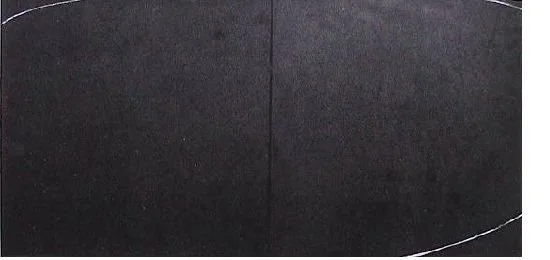 Dunkle Wand mit heller Linie an der Unterseite.