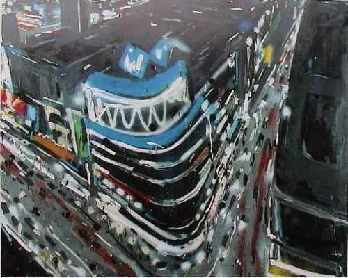 Blick auf eine mehrstöckige Gebäude mit leuchtenden Neonlichtern und umliegende Straßen bei Nacht.