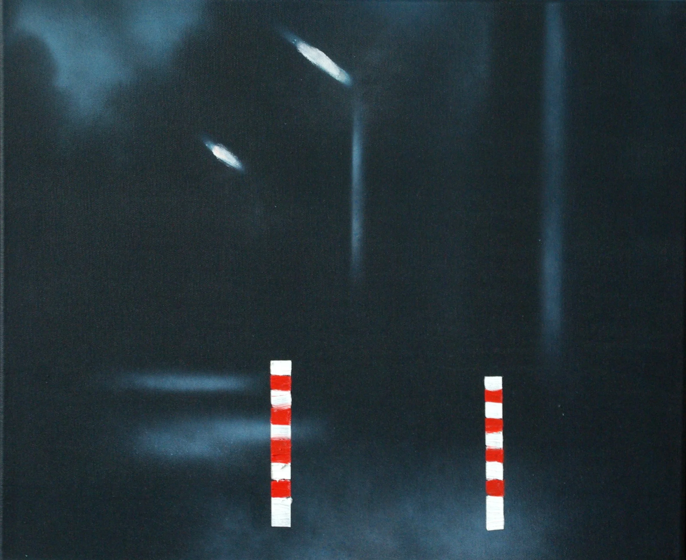 Ein dunkler Himmel mit vereinzelten weißen Wolken und zwei vertikalen roten und weißen Streifen.