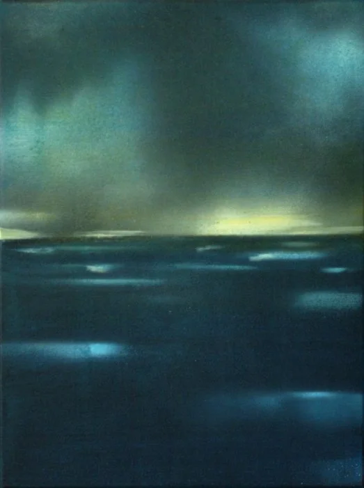 Dunkler Himmel über dem Meer bei Nacht, mit leichten Wellen auf der Wasseroberfläche.