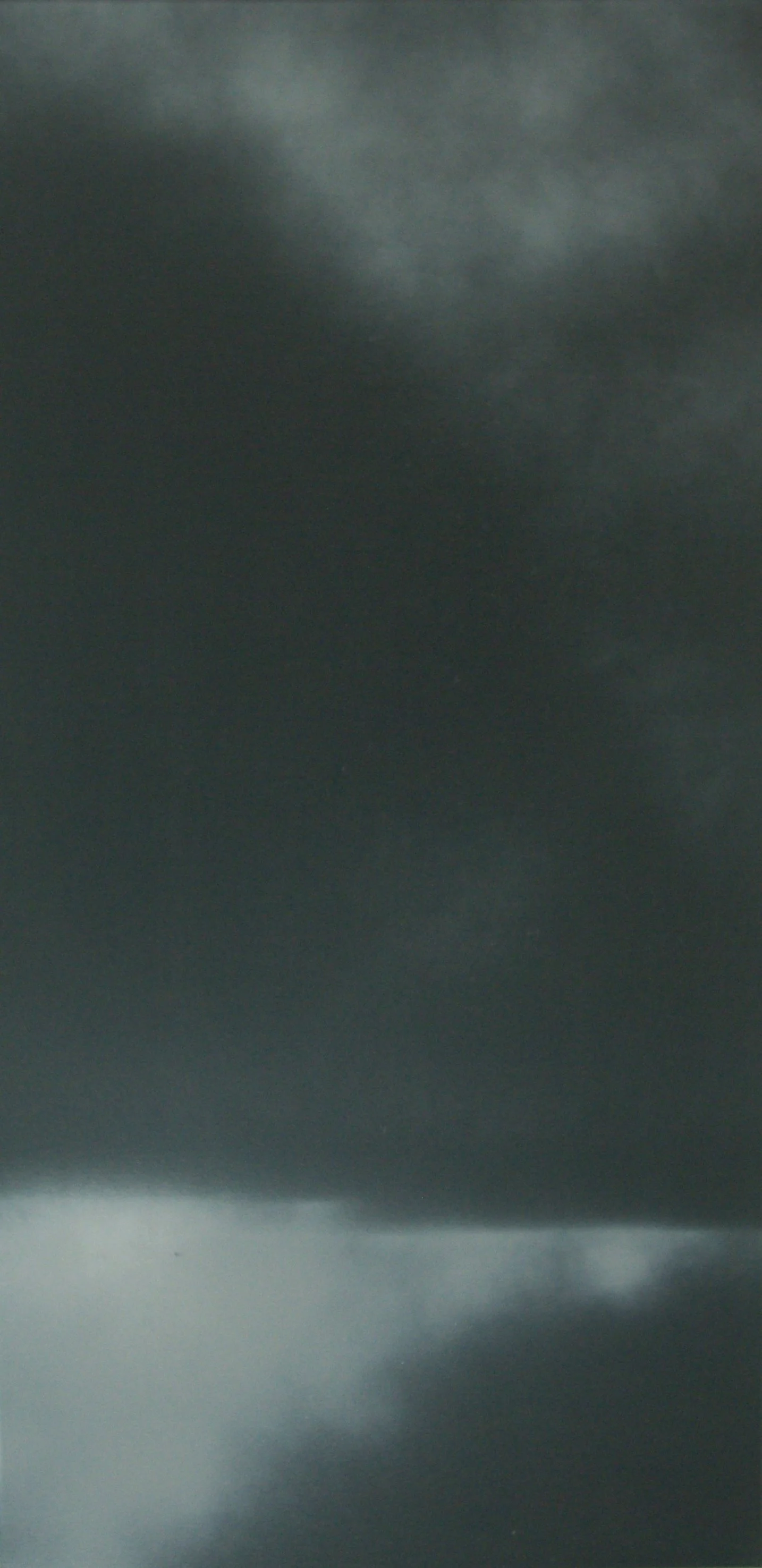 Unklarer, dunkler Himmel mit Wolken, wahrscheinlich vor einem Gewitter.