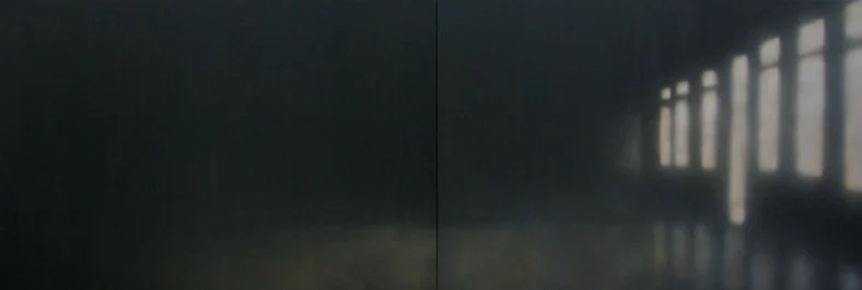 Ein dunkel gehaltener Raum mit Lichtstrahlen, die durch Fenster auf der rechten Seite scheinen.