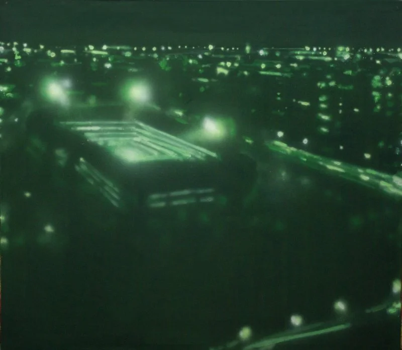 Luftaufnahme einer städtischen nächtlichen Szene mit hell erleuchteten Gebäuden und Straßen, alles in einem grünen Farbton erscheinen.