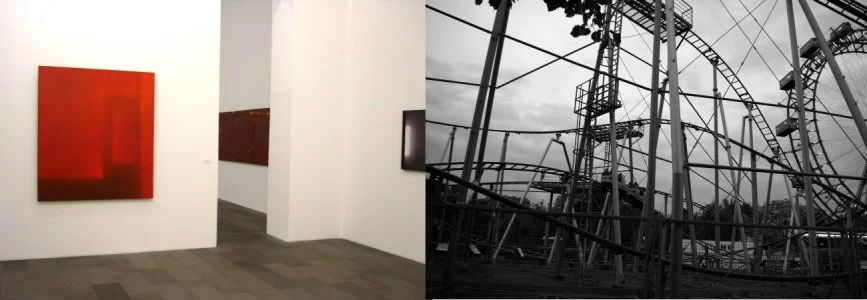 Linke Seite: Rotes abstraktes Gemälde in Kunstgalerie, rechte Seite: Schwarze und weiße Aufnahme eines Freizeitparks mit Achterbahn und Karussell.