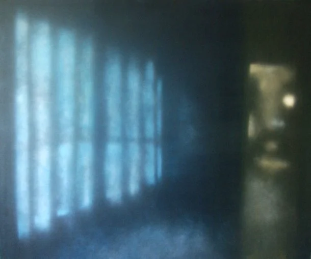 Fenster mit blauen Lichtdurchlässen an einer Wand