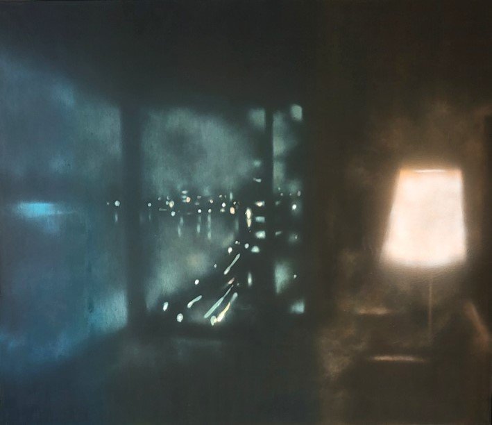 Innenaufnahme eines Zimmers mit einer Lampe und einem Fenster, durch das eine regnerische, dunkle Szenerie draußen sichtbar ist.