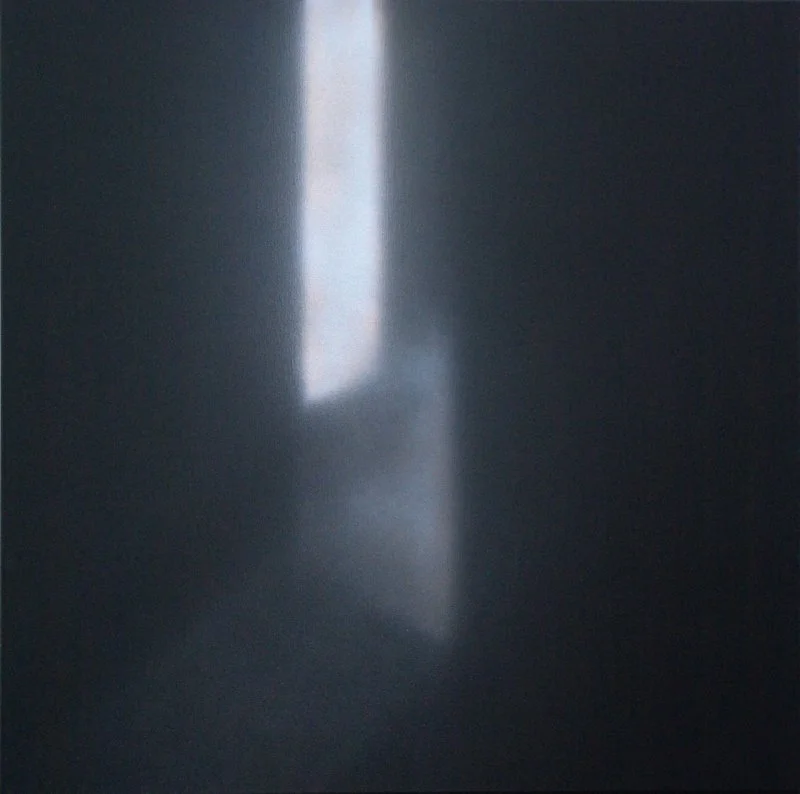 Ein heller Lichtstrahl, der durch eine kleine Lücke in einer dunklen Wand dringt.