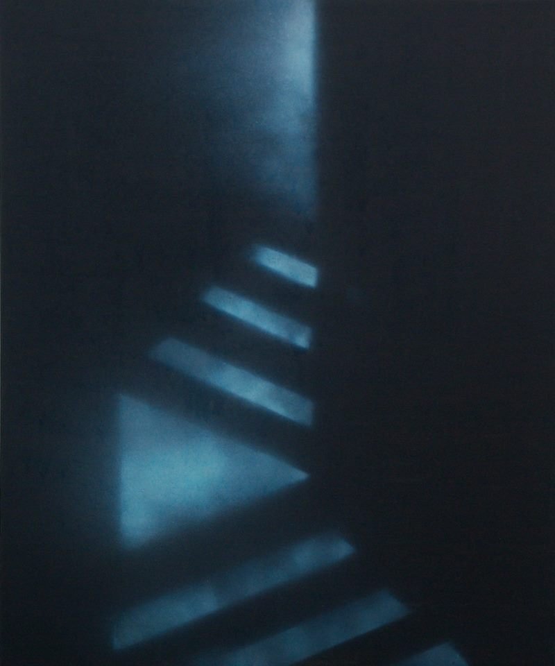 Dunkler Raum mit blauer Lichtquelle, die durch schmale Öffnungen Lichtstrahlen auf eine Treppe wirft.