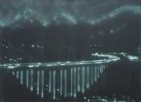 Eine nächtliche Brücke, beleuchtet mit Lichtern, überquert einen Fluss unter einem dunklen Himmel mit Wolken.