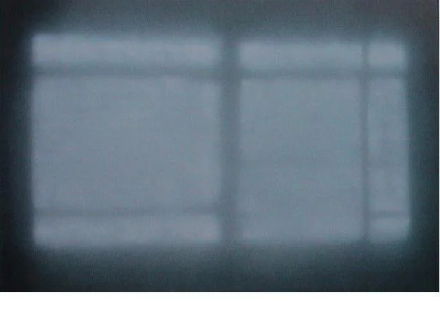 Uneclaire, schemenhafte fensterartige Strukturen, die durch Licht hinterleuchtet werden.