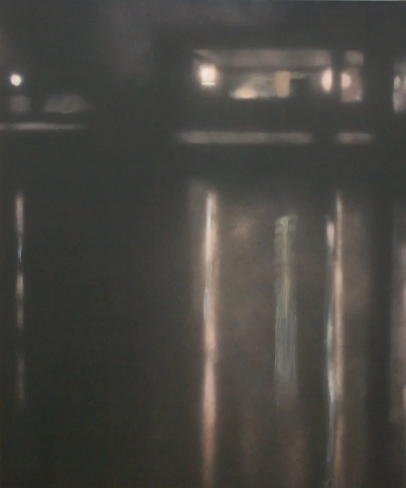 Schwarze, glänzende Oberfläche aus Metall, möglicherweise eine Theke oder Arbeitsfläche in einem dunklen Raum