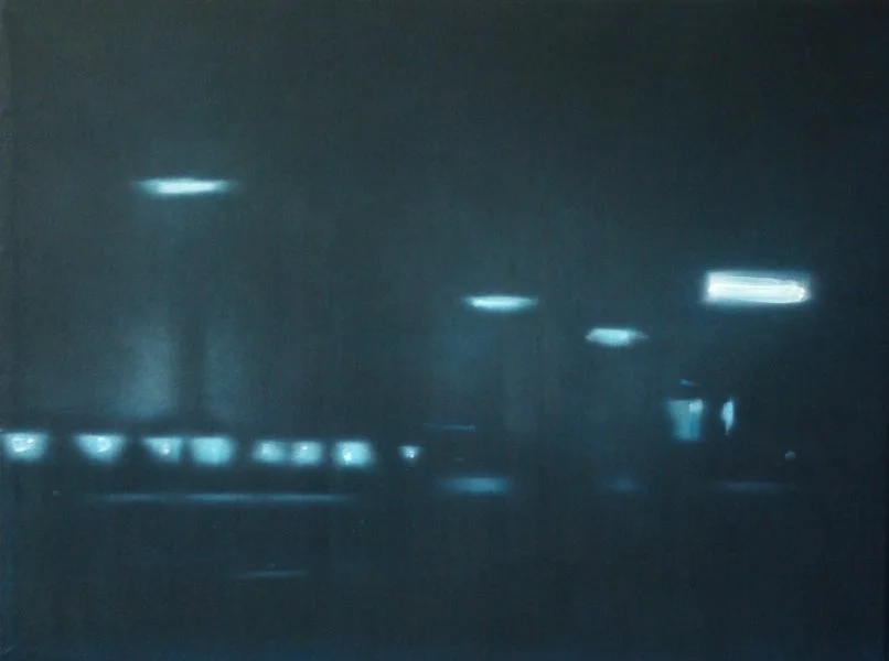 Dunkler Raum mit mehreren leuchtenden Deckenlichtern, kaum erkennbare Gegenstände.