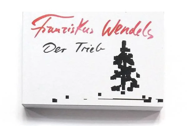 Ein weißes Karton mit Text in roter und schwarzer Schreibschrift, darunter ein pixelartig gestalteter Baum oder Tannenbaum in Schwarz.