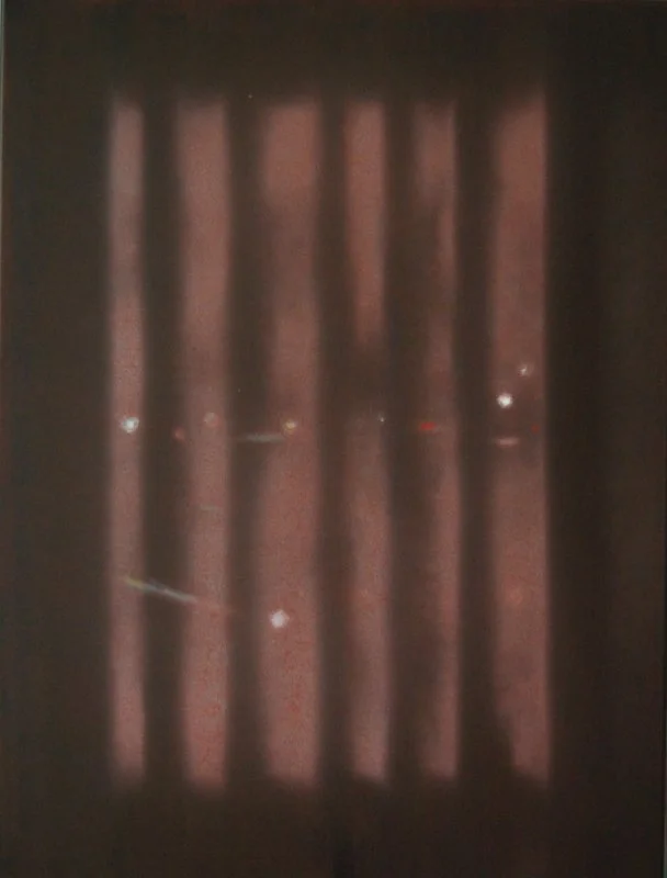 Unvorhersehbarer Blick auf einen dunklen Vorhang hinter dem Lichtstrahlen scheinen, vermutlich durch einen Fenster.