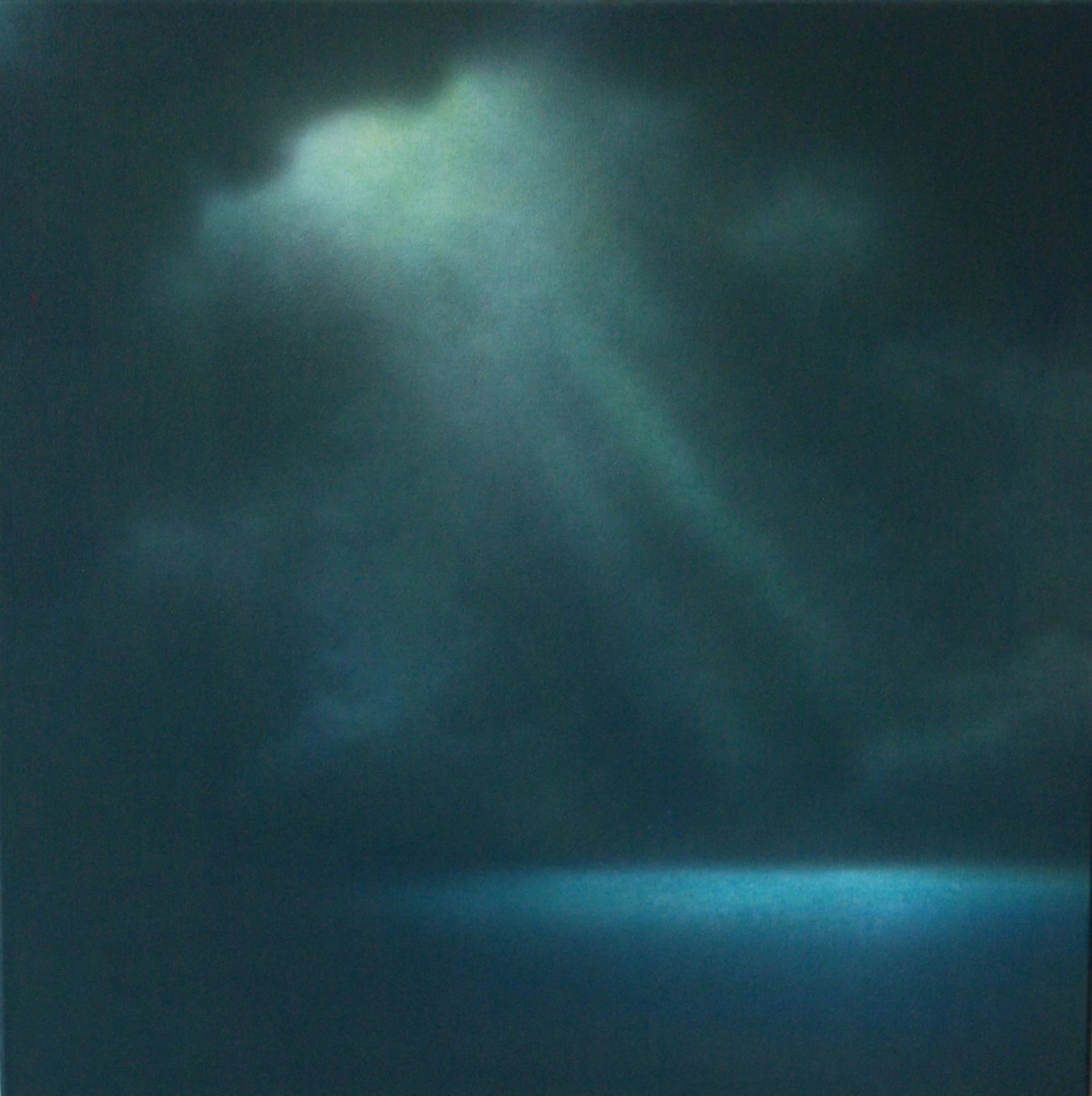 Ein dunkler Himmel mit Wolken und einem schwachen Lichtstrahl, der durch die Wolken dringt.