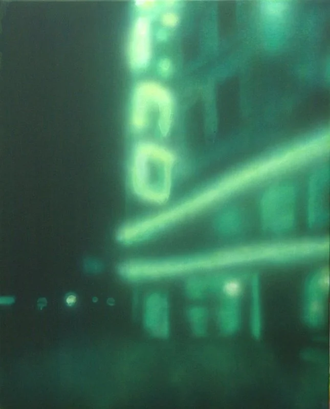 Neonlichter in grüner Farbe an einem Gebäude in einer Stadt bei Nacht.