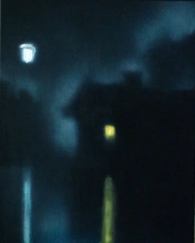 Ein dunkler, nächtlicher Himmel mit einigen hell erleuchteten Punkten, möglicherweise Lichter oder Sterne.