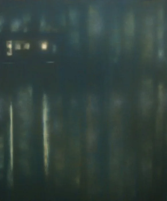 Dunkler See bei Nacht mit reflektierenden Lichtern und einem Boot auf dem Wasser