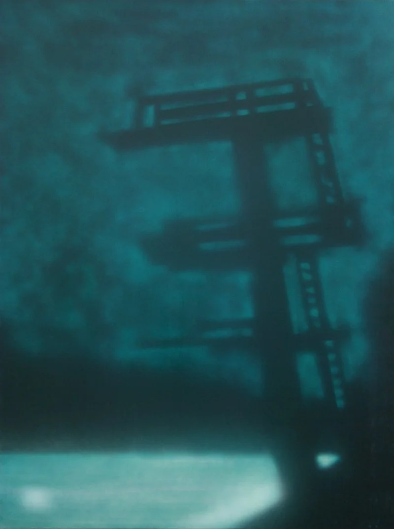 Dunkle, unscharfe Abbildung eines Feuerwehrmasts oder -gerüsts mit mehreren Plattformen, sichtbar durch eine Fensterscheibe.